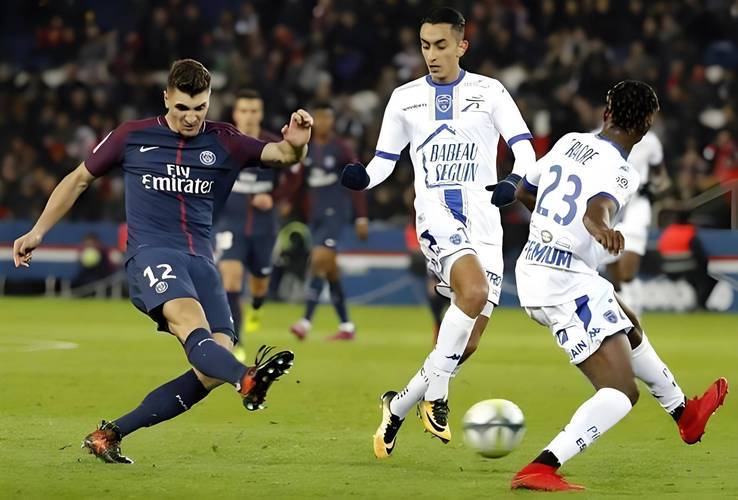 法甲倒计时，里昂国际比赛日主帅复盘，细节引发关注，震撼外界，资深球员宣示担当