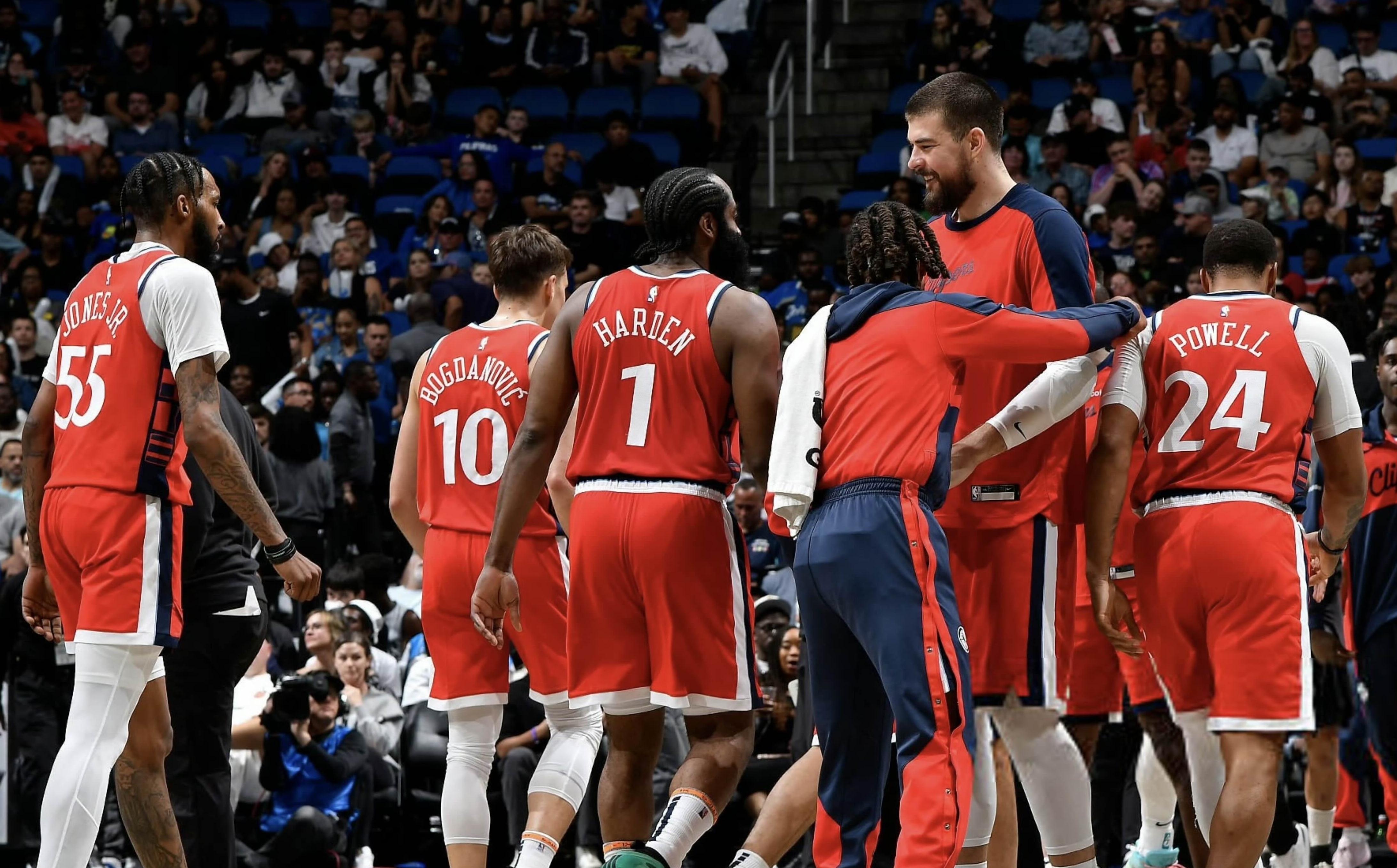 洛杉矶快船训练开放日，今夜外线爆发引欢呼，社区盾在即，资深球员宣示担当