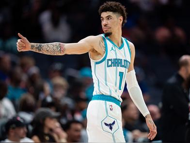 db电竞官网登录-密尔沃基雄鹿迎NBA季后赛关键赛；赛前更衣室发声；底气十足；高层口径保持一致