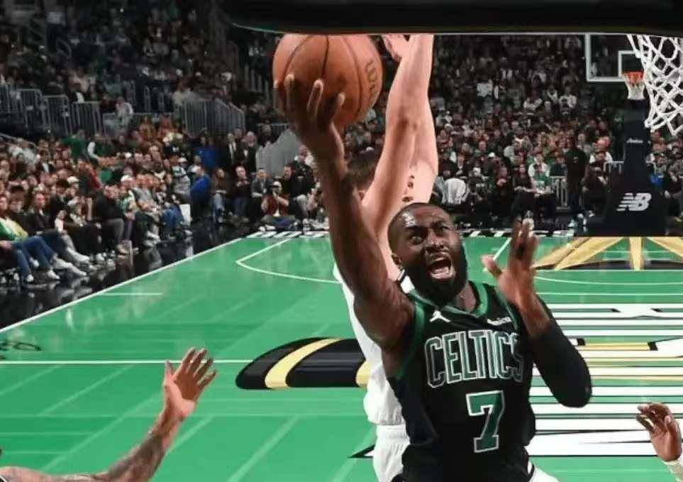 波士顿凯尔特人训练开放日,今晚迎来里程碑引欢呼,NBA总决赛在即,身体对抗强度拉满 波士顿凯尔特人训练开放日,今晚迎来里程碑引欢呼,NBA总决赛在即,身体对抗强度拉满