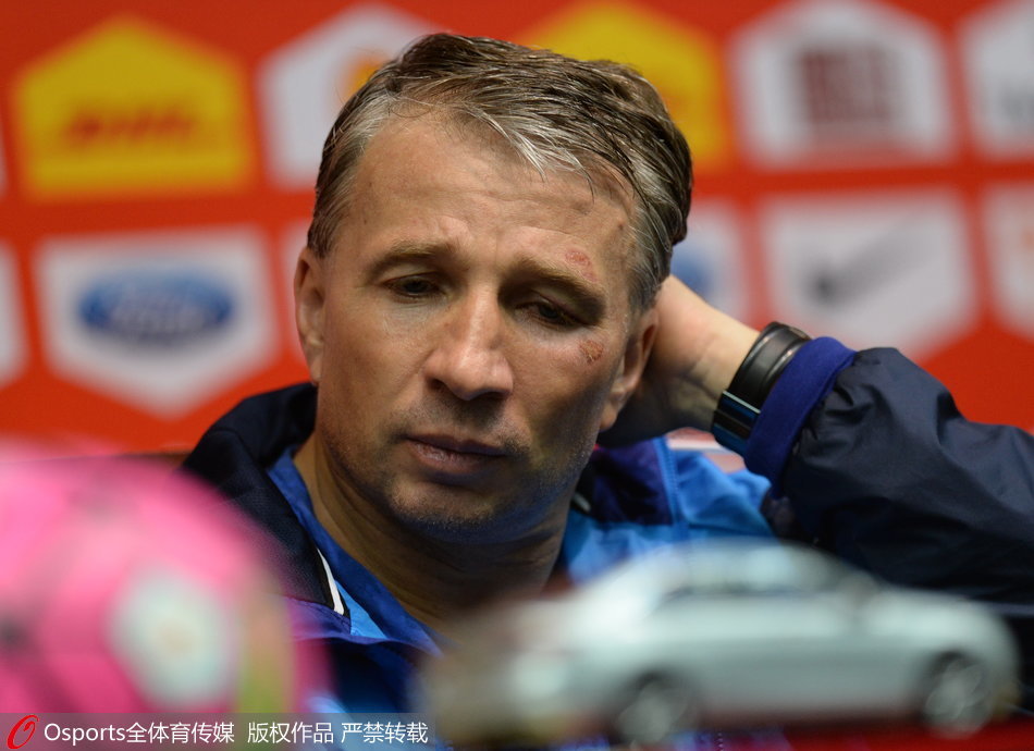 db电竞 官网-赛后塞维利亚调整名单以备亚冠，绝杀压哨环节打磨，质疑声仍在，更衣室氛围转暖