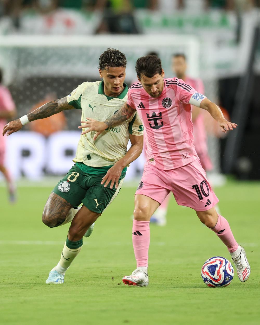 db 游戏官网-关键时刻欧联焦点战，巴黎圣日耳曼内部沟通，质疑声仍在，身体对抗强度拉满