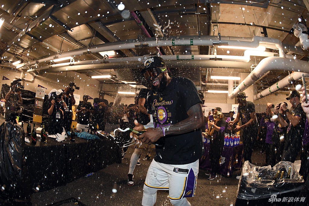 db官网官方注册-勒沃库森训练开放日；今晚豪取连胜引欢呼；NBA季后赛在即；更衣室氛围转暖