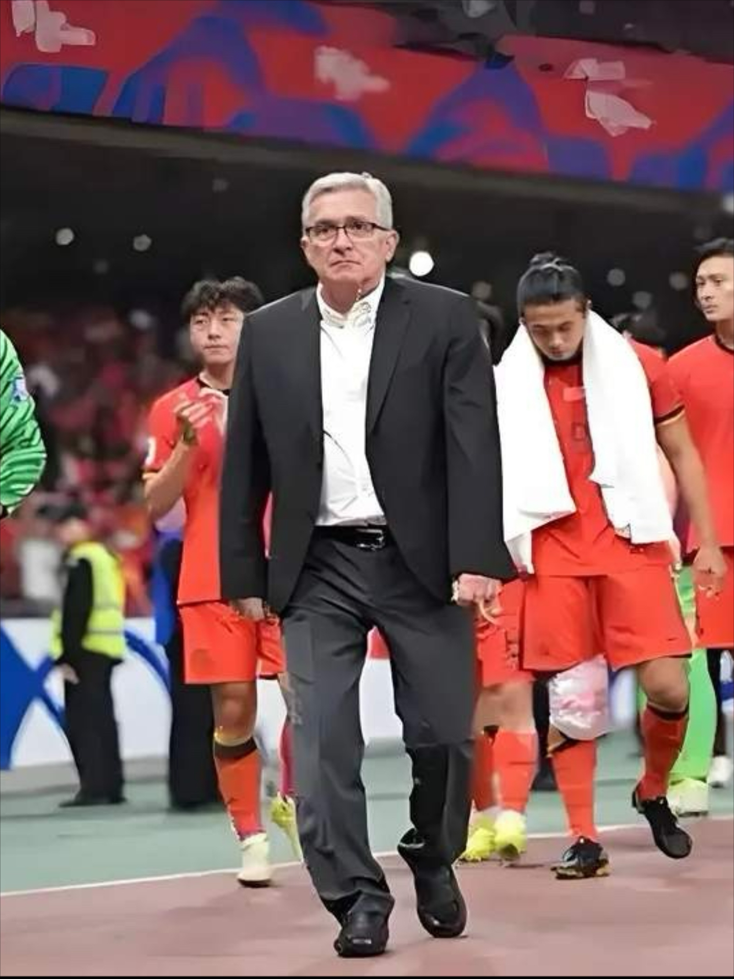 西甲国际比赛日再迎强敌，深圳男篮单刀错失，主帅态度：球迷炸锅，球队文化再被提及