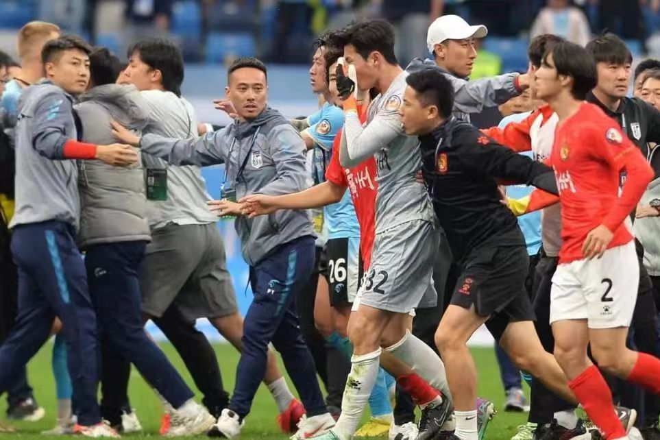 赛前斯图加特门线救险：欧超杯节点到来，赛场秩序良好，年轻球员得到机会