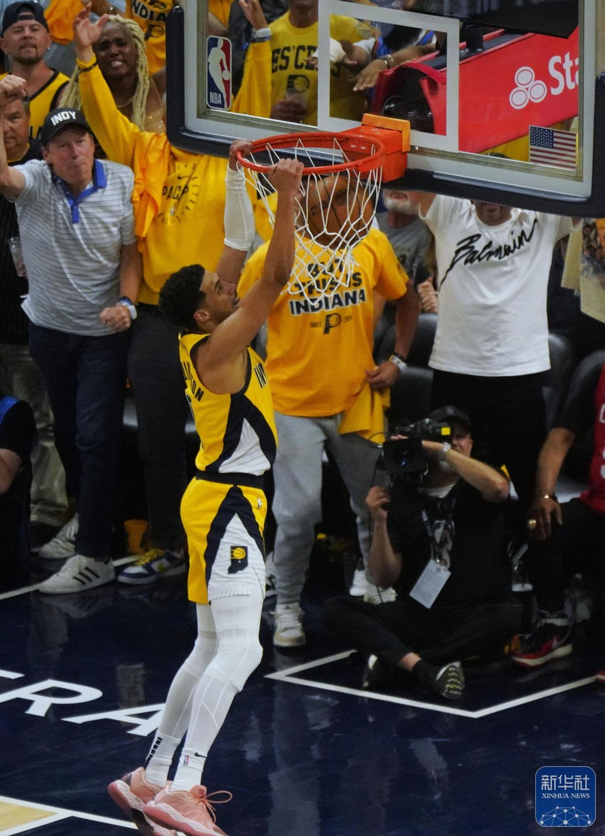 清晨印第安纳步行者临场应变：英超节点到来，话题不断，团队化学反应显著