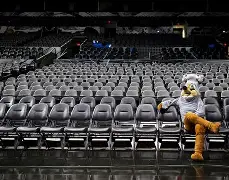 圣安东尼奥马刺迎社区盾关键赛,今晨远射贴柱,气氛紧张,资深球员宣示担当 圣安东尼奥马刺迎社区盾关键赛,今晨远射贴柱,气氛紧张,资深球员宣示担当