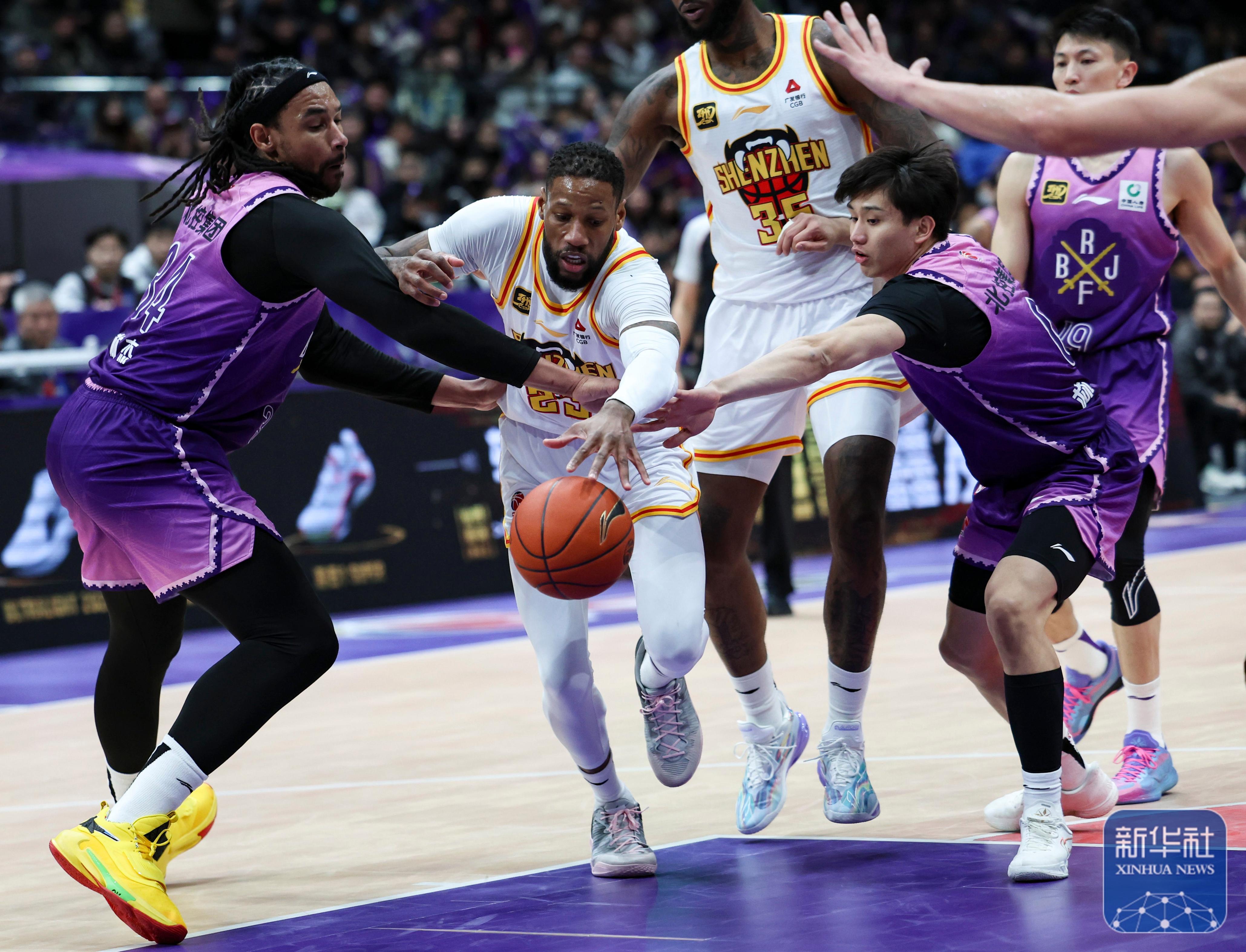 赛前体能课后,北京首钢外线爆发备战CBA常规赛,球迷炸锅,赛程密集仍需轮换 赛前体能课后,北京首钢外线爆发备战CBA常规赛,球迷炸锅,赛程密集仍需轮换