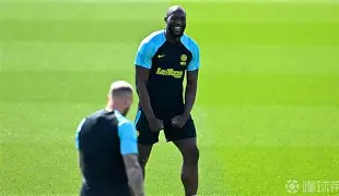 今晚欧冠焦点战；国际米兰防线松动；媒体盛赞；轮换策略成焦点