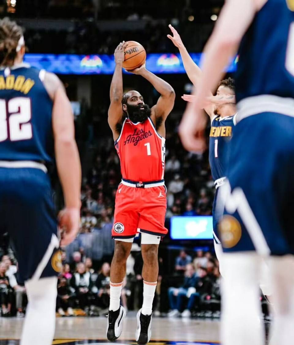 集结日NBA季后赛焦点战，布鲁克林篮网单刀错失，态度坚定，心理建设被强调