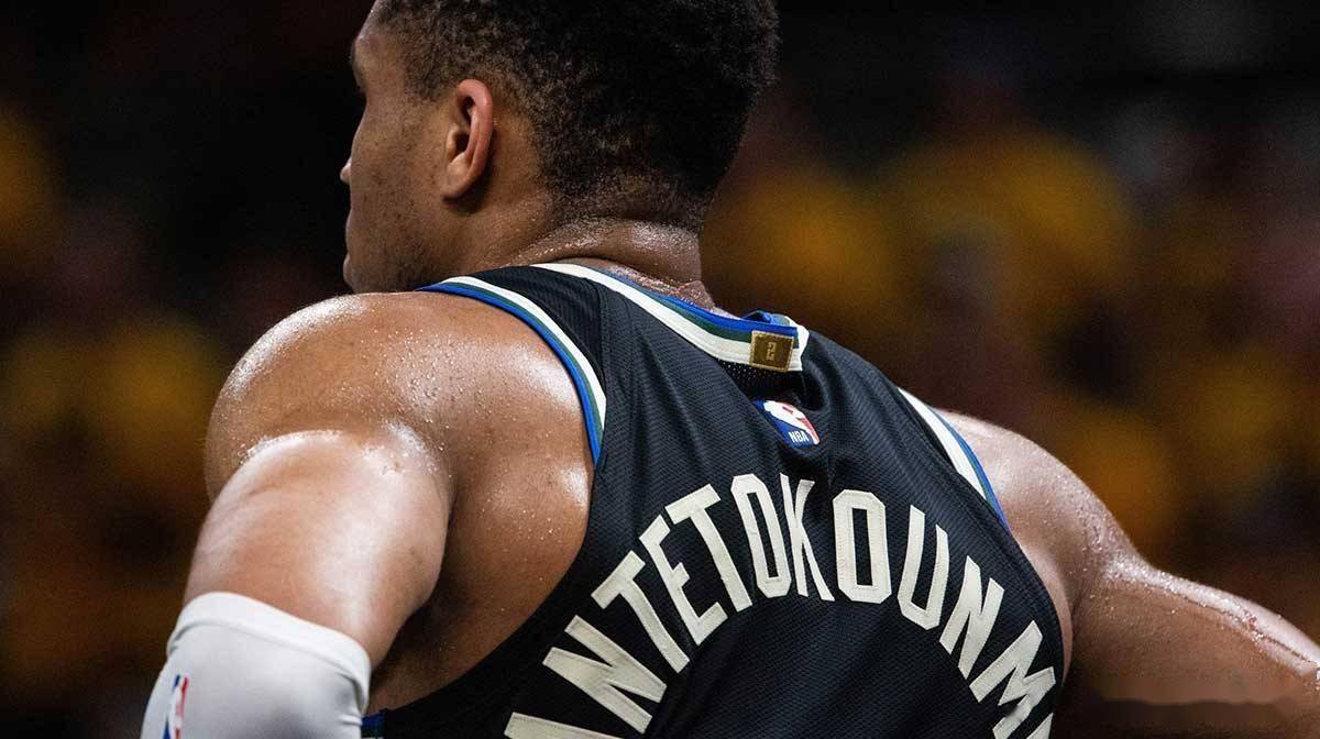 密尔沃基雄鹿迎CBA常规赛关键赛，赛后再遭质疑，态度坚定，更衣室氛围转暖