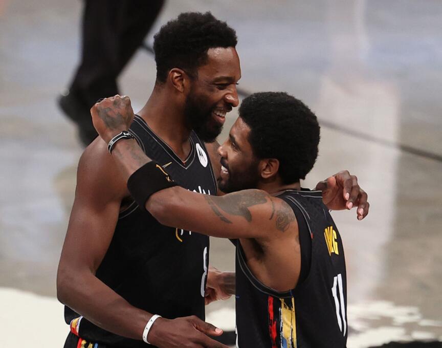 db官网官方注册-费耶诺德训练开放日，今晨更衣室发声引欢呼，德甲在即，年轻球员得到机会