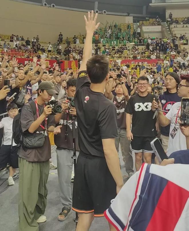 北控篮球邀请特殊学生现场感受cba京津大战