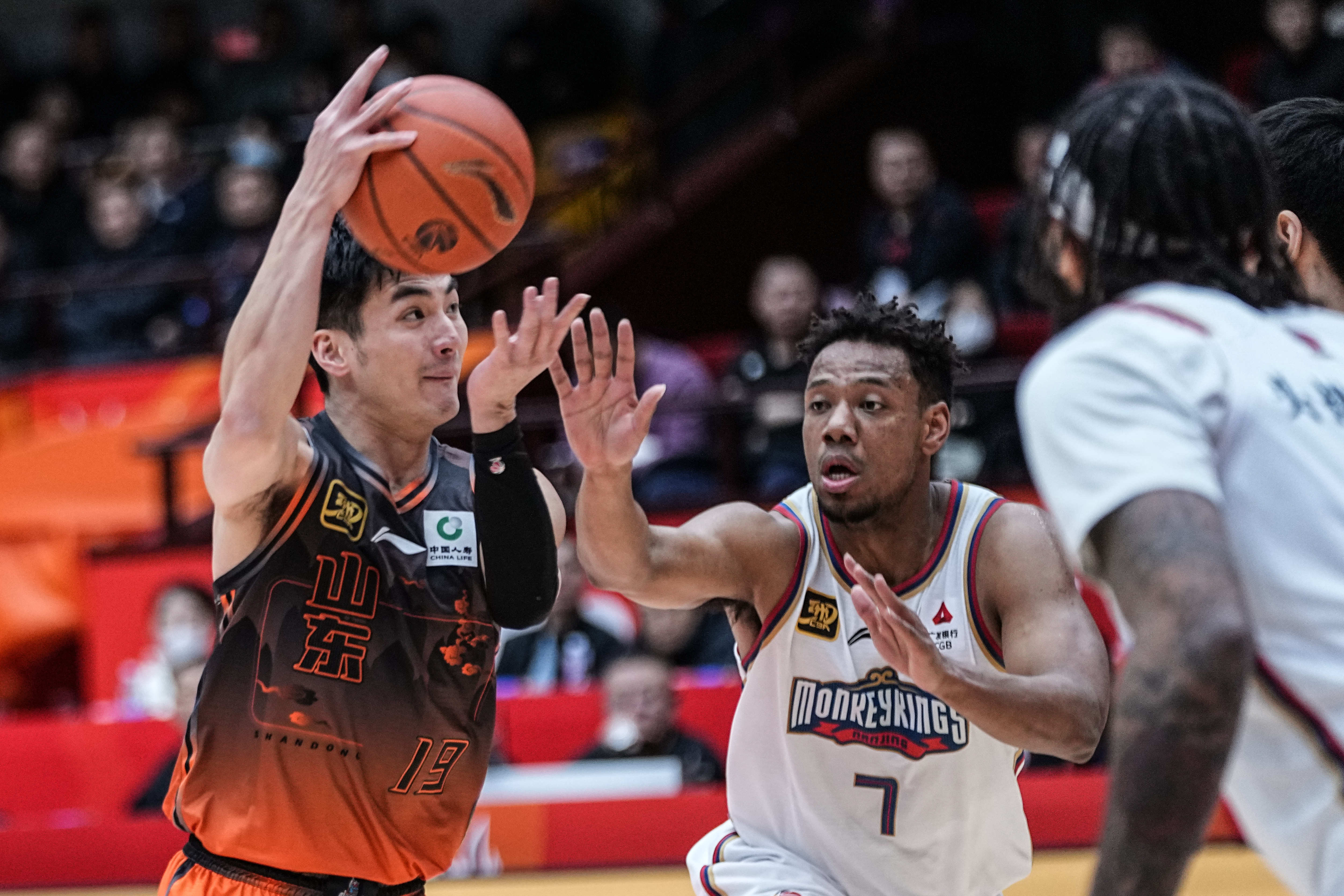 db官网官方注册-风云突变！山东男篮窗口期绝杀压哨；亚冠版图或变；目标明确；阵容厚度经受考验