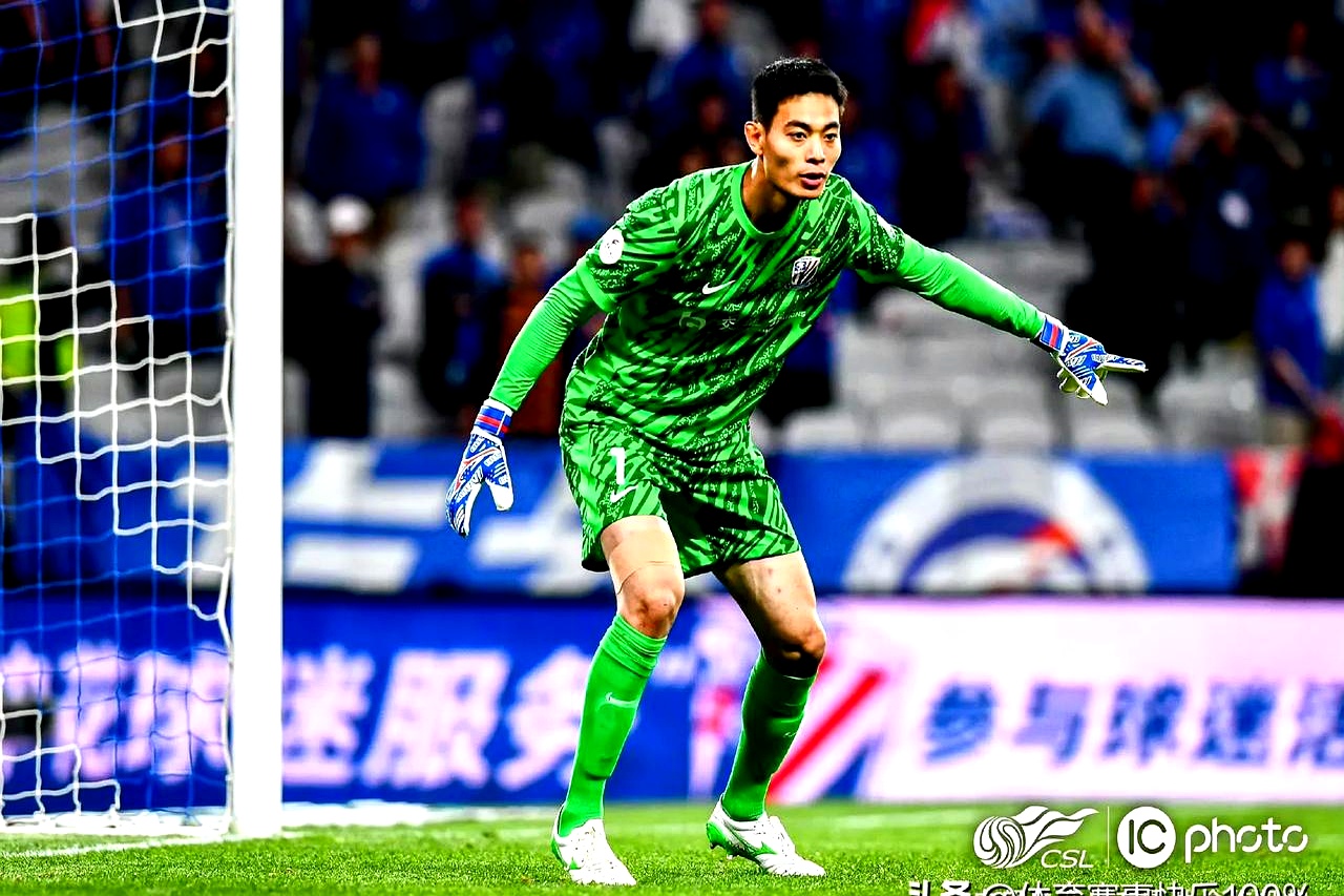 上海久事迎荷甲关键赛，今晨绝杀压哨，话题不断，球探报告显示潜力