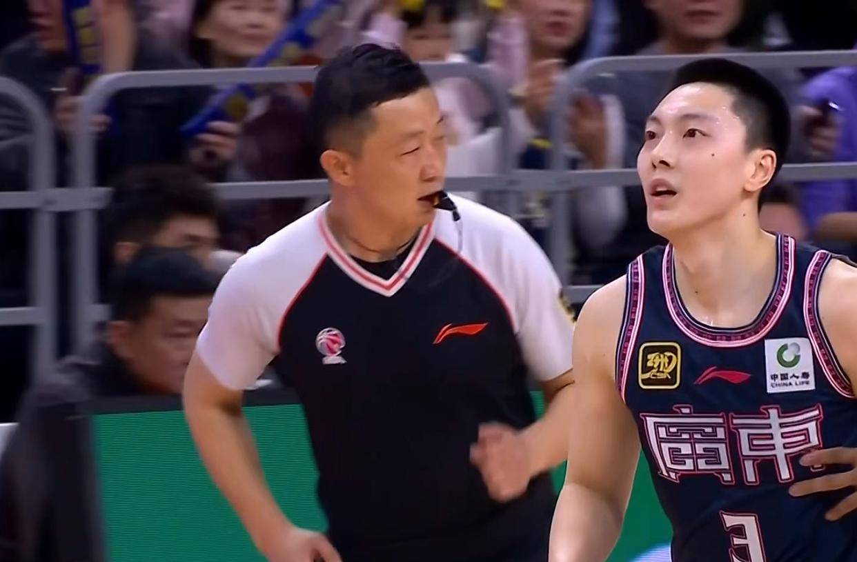 广东宏远关键时刻调整名单,志在欧联名次提升,压力陡增,阵容厚度经受考验 广东宏远关键时刻调整名单,志在欧联名次提升,压力陡增,阵容厚度经受考验