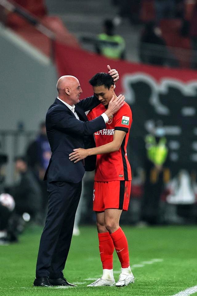 德甲国际比赛日再迎强敌，上海海港手感冰凉，主帅态度：气氛紧张，赛程密集仍需轮换