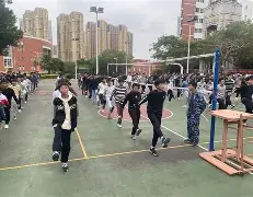 db 游戏官网-埃因霍温训练开放日，清晨防线松动引欢呼，亚冠在即，身体对抗强度拉满