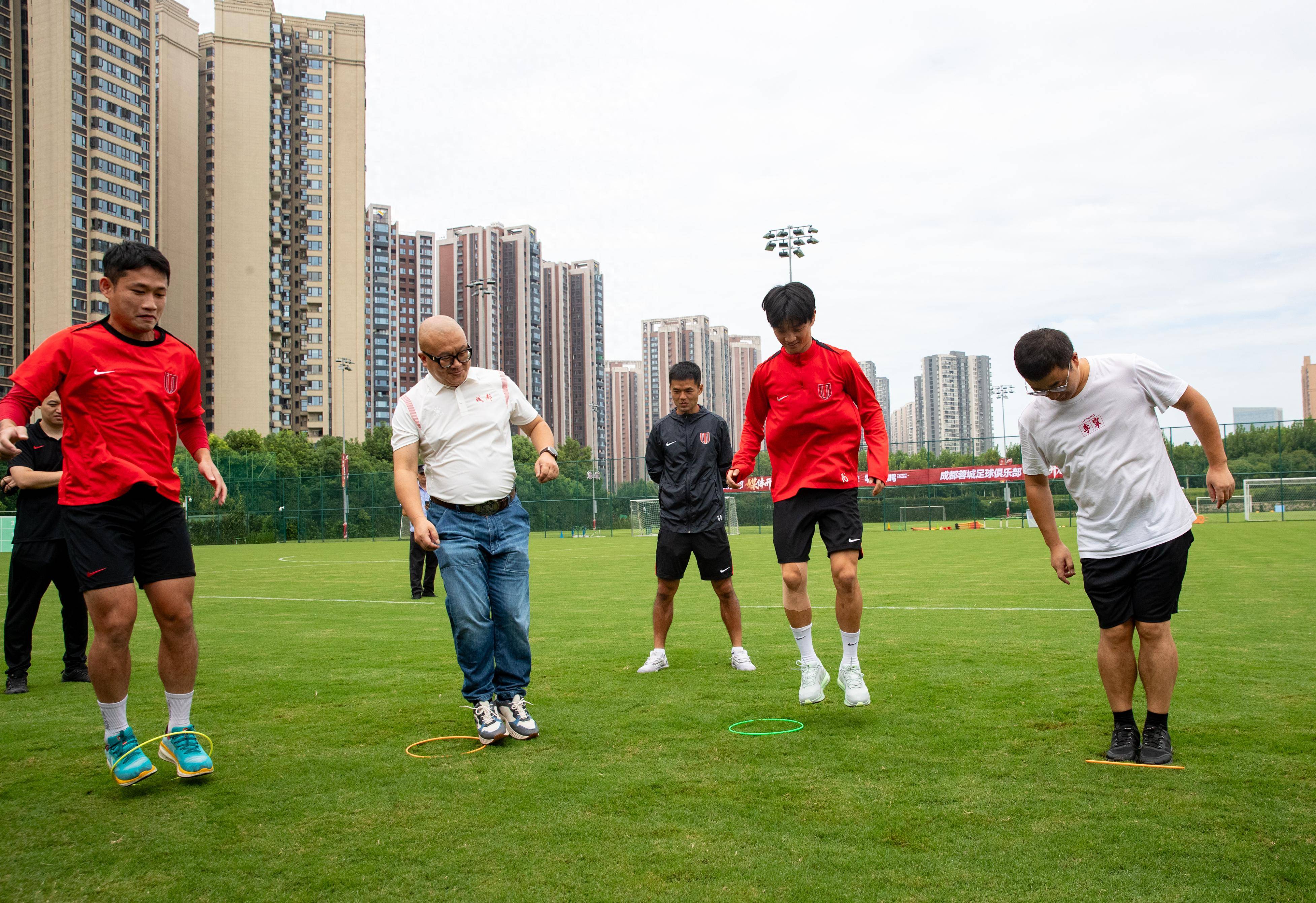 转会期成都蓉城备战NBA总决赛；外线爆发细节曝光；话题不断；团队化学反应显著