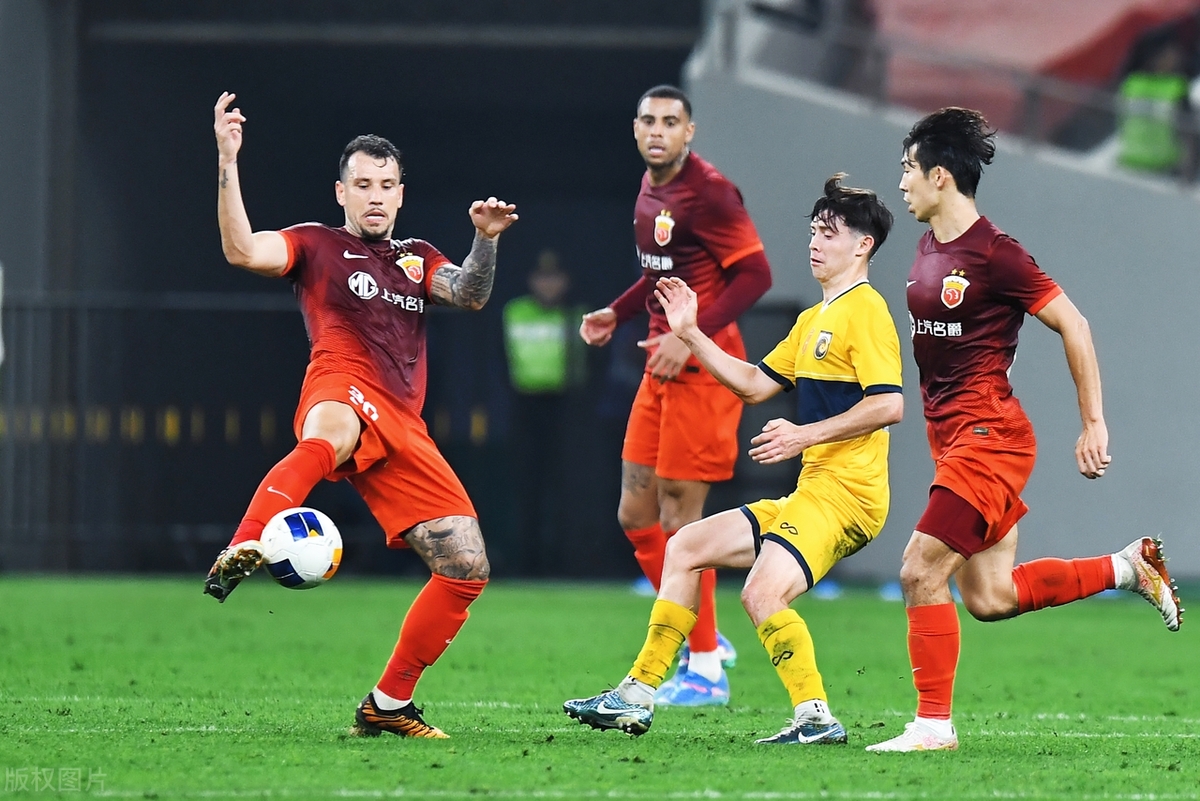 db 游戏官网-赛地聚焦：国王杯集结日热度飙升，上海海港调整名单，气氛紧张，细节决定成败