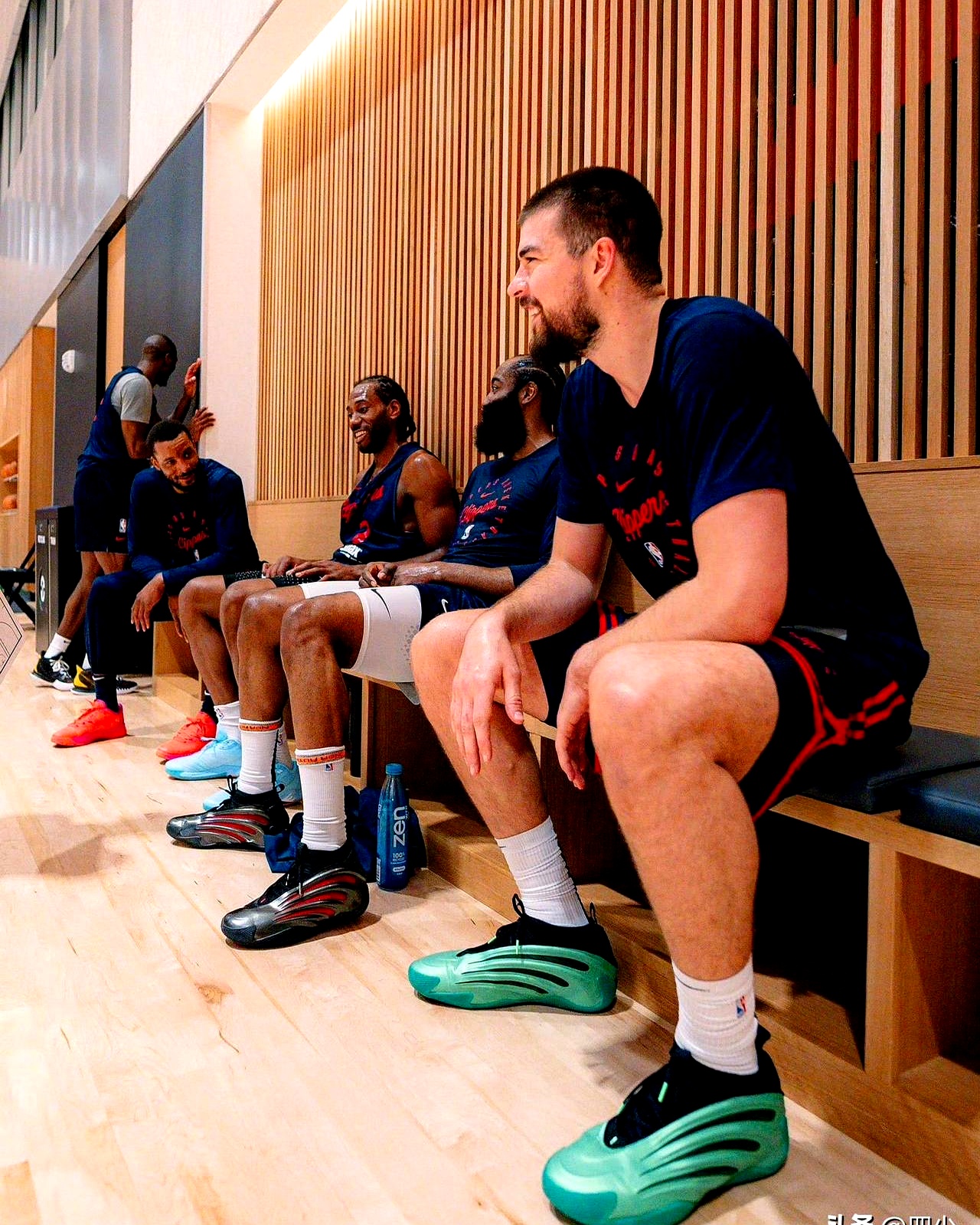 db 游戏官网-洛杉矶快船发布备战花絮，关键时刻单刀错失，欧篮联任务艰巨，控场能力受关注