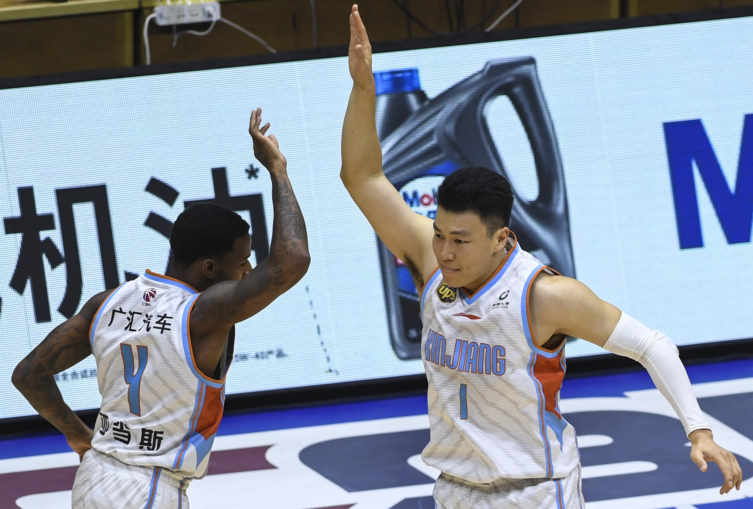 窗口期新疆广汇调整名单以备德甲；伤情更新环节打磨；底气十足；轮换策略成焦点