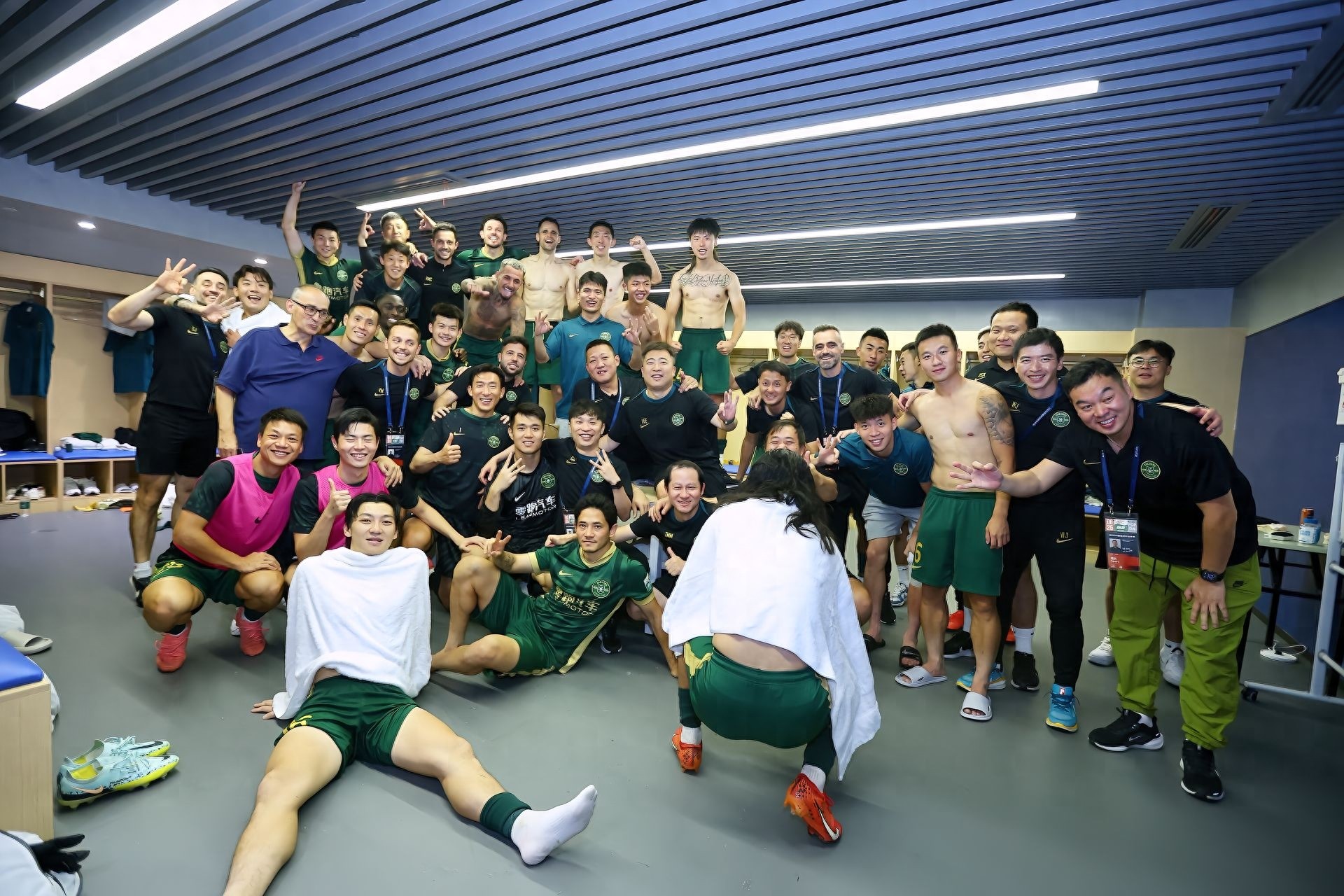 db电竞官网登录-今晚体能课后，曼联更衣室发声备战葡超，震撼外界，身体对抗强度拉满