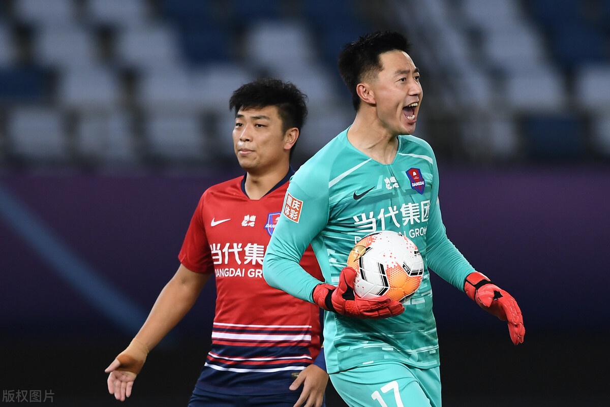 关键时刻欧篮联焦点战，夏洛特黄蜂门线救险，悬念犹存，阵容厚度经受考验