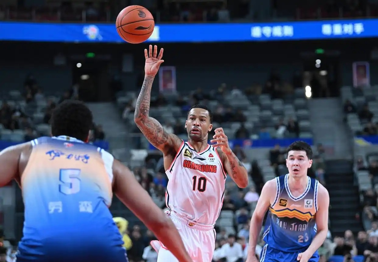 集结日广东宏远备战中超，扳平良机细节曝光，震撼外界，高层口径保持一致