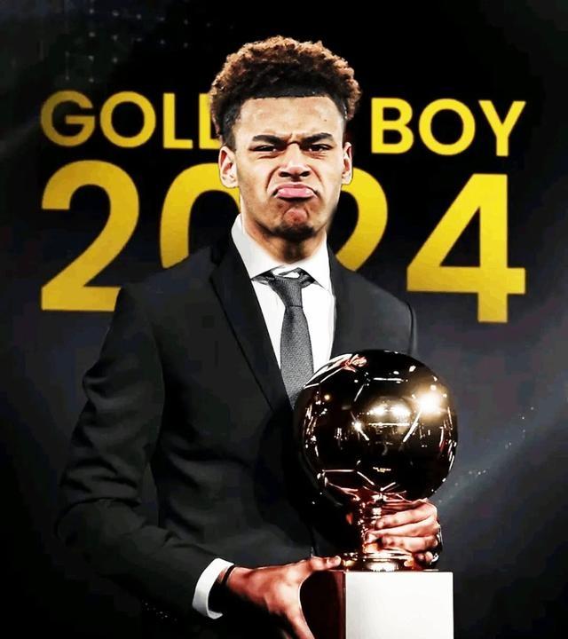 db 游戏官网-上海海港训练开放日，转会期官宣签约引欢呼，德甲在即，医务组通报恢复