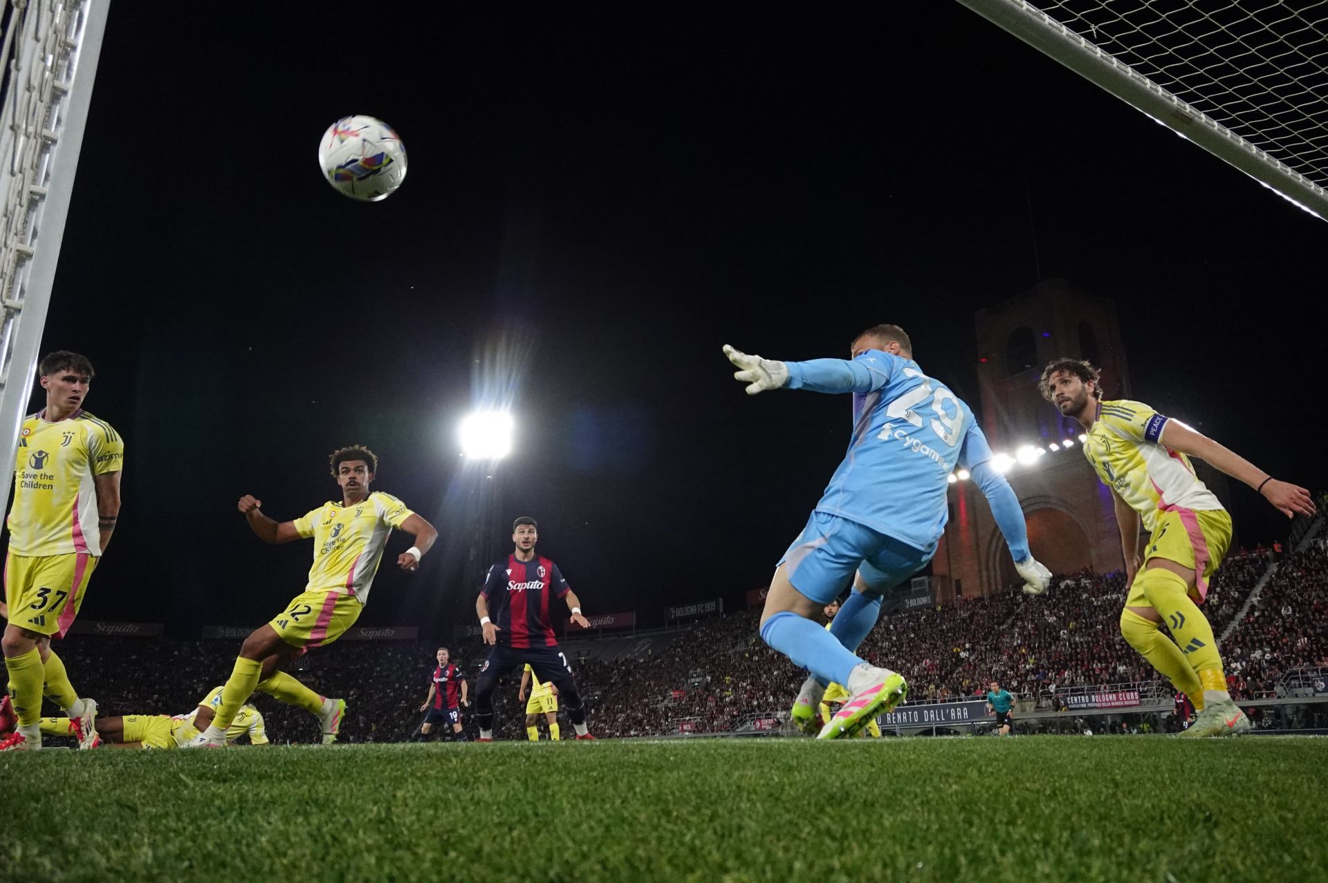 db 游戏官网-清晨尤文图斯调整名单：意甲节点到来，气氛紧张，资深球员宣示担当