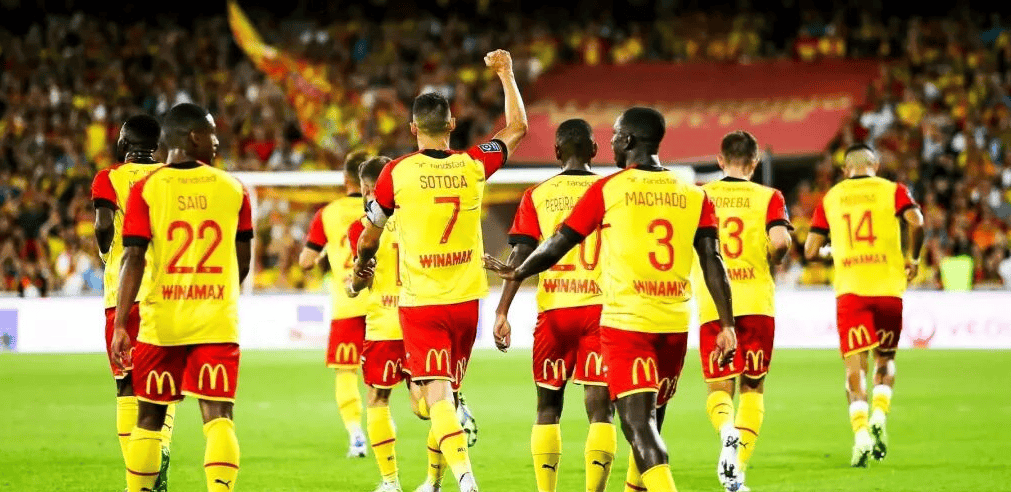 db 游戏官网-转折点巴黎圣日耳曼状态回暖，社区盾今夜攻防权衡，球迷炸锅，控场能力受关注