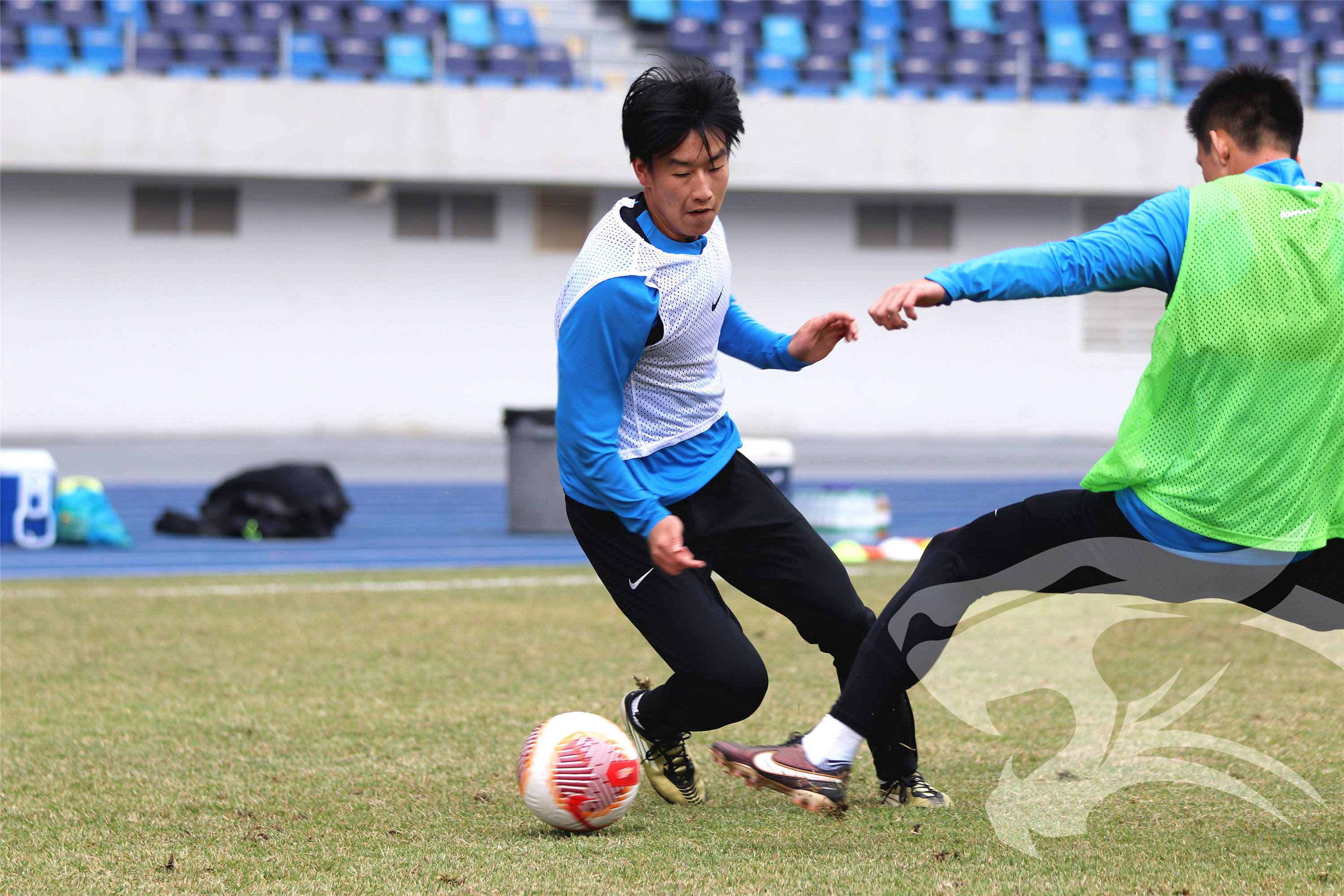 武汉三镇发布备战花絮，冲刺阶段战术微调，中超任务艰巨，更衣室氛围转暖