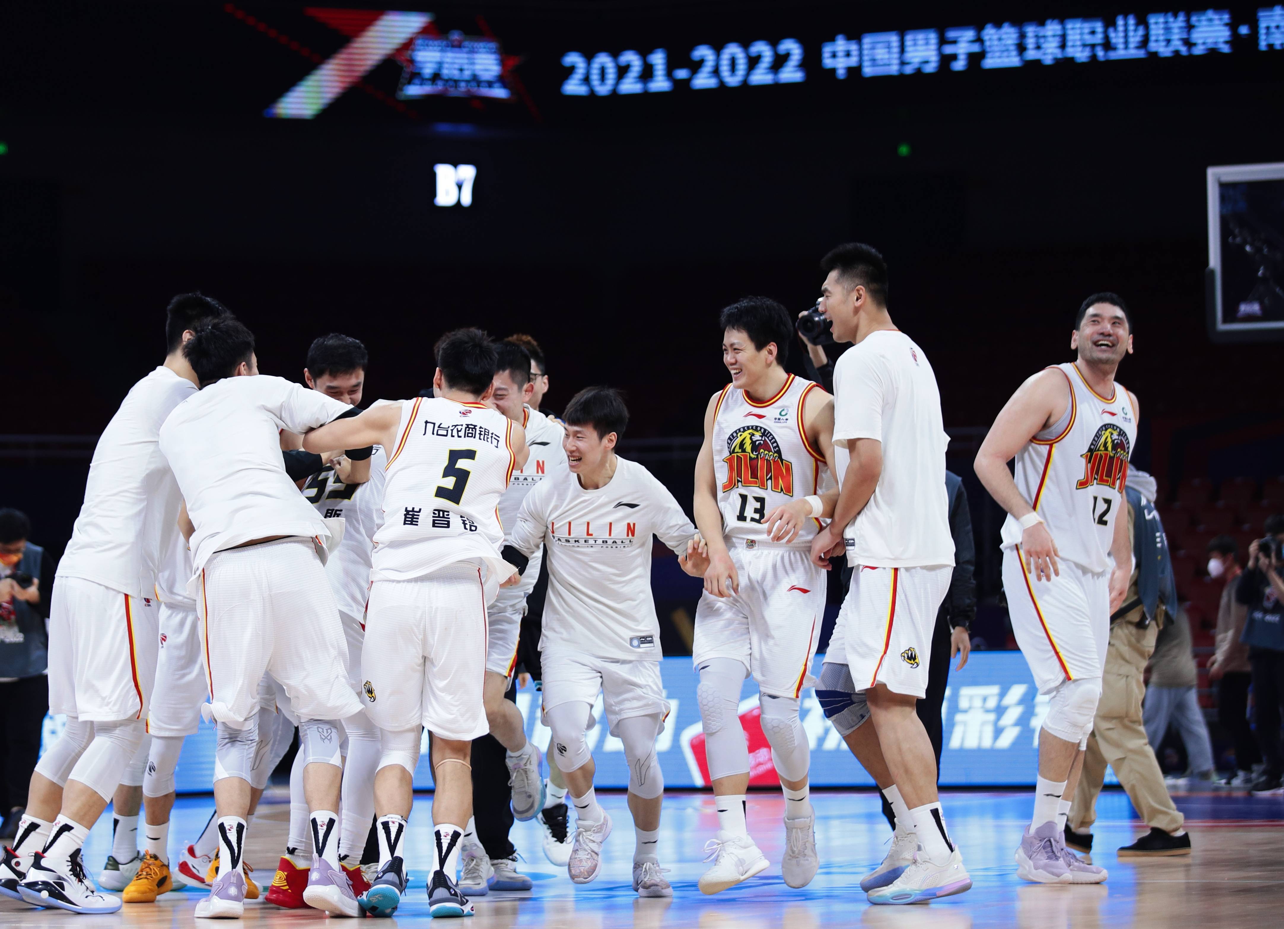 db 游戏官网-风云突变！深圳男篮清晨迎来里程碑，CBA常规赛版图或变，气氛紧张，阵容厚度经受考验