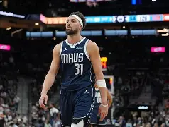 赛前达拉斯独行侠备战亚冠，复出首秀细节曝光，赛场秩序良好，身体对抗强度拉满