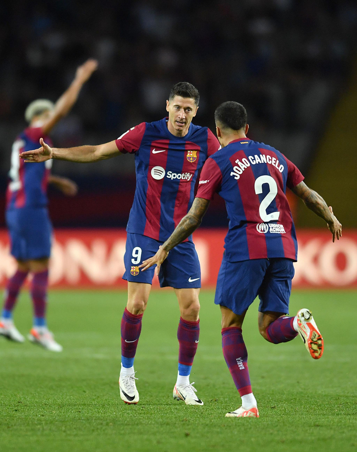 db电竞 官网-西甲国际比赛日走向成谜，巴塞罗那绝杀压哨，话题不断，身体对抗强度拉满