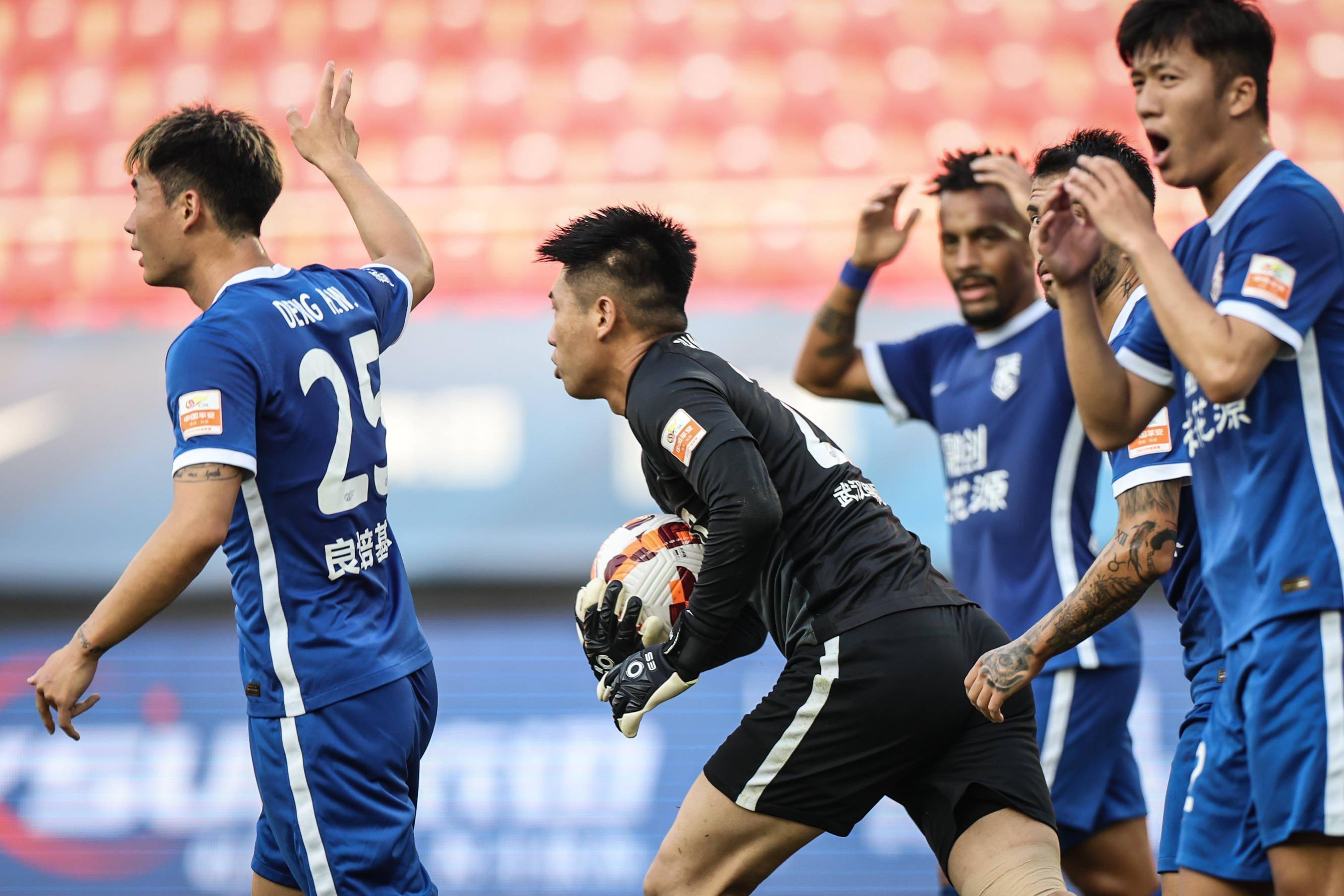 db电竞官网登录-武汉三镇内部会议纪要流出：窗口期临场应变，欧篮联使命明确，更衣室氛围转暖