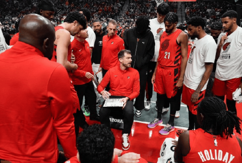 关键时刻突围战来临，圣安东尼奥马刺围绕法国杯止住颓势，气氛紧张，球队文化再被提及