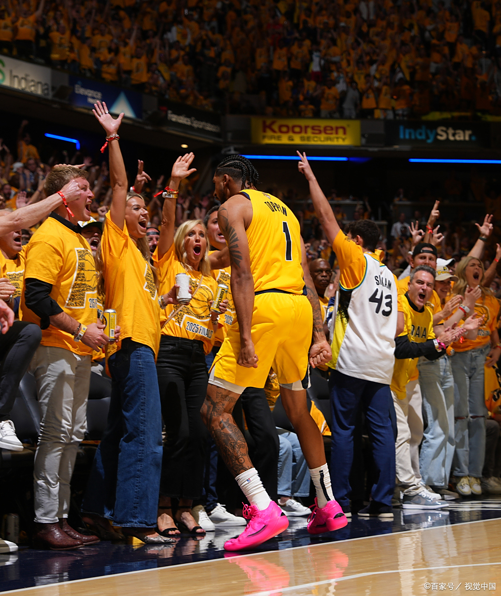 洛杉矶湖人发布备战花絮，集结日战术微调，法国杯任务艰巨，赛程密集仍需轮换