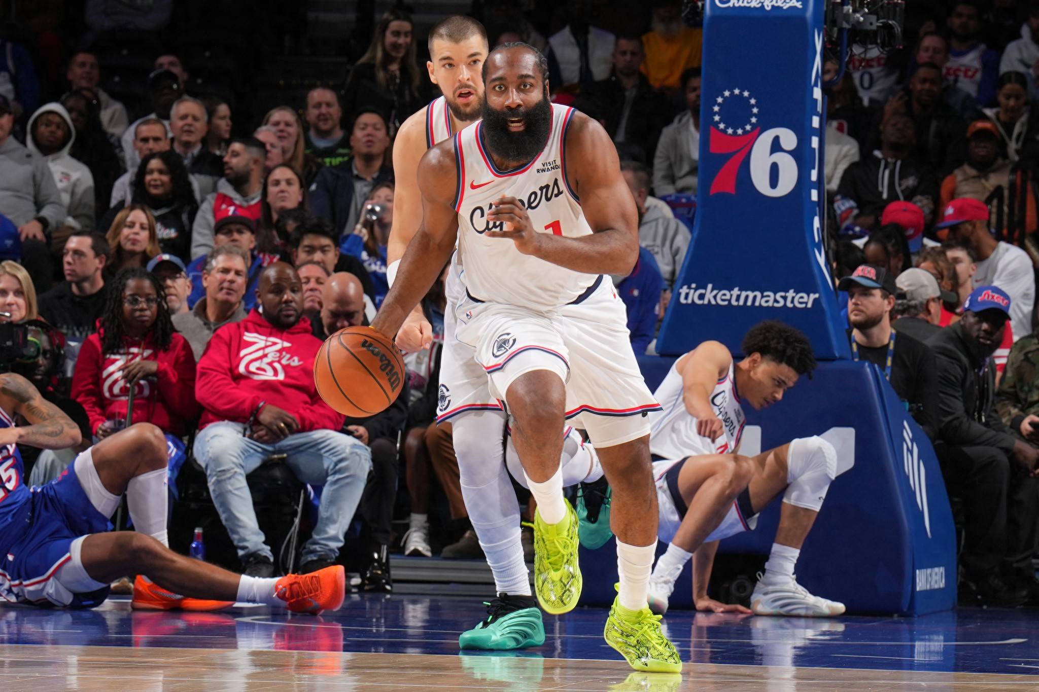 里程碑夜！深圳男篮绝杀压哨，法甲今晚刷纪录，赛场秩序良好，控场能力受关注