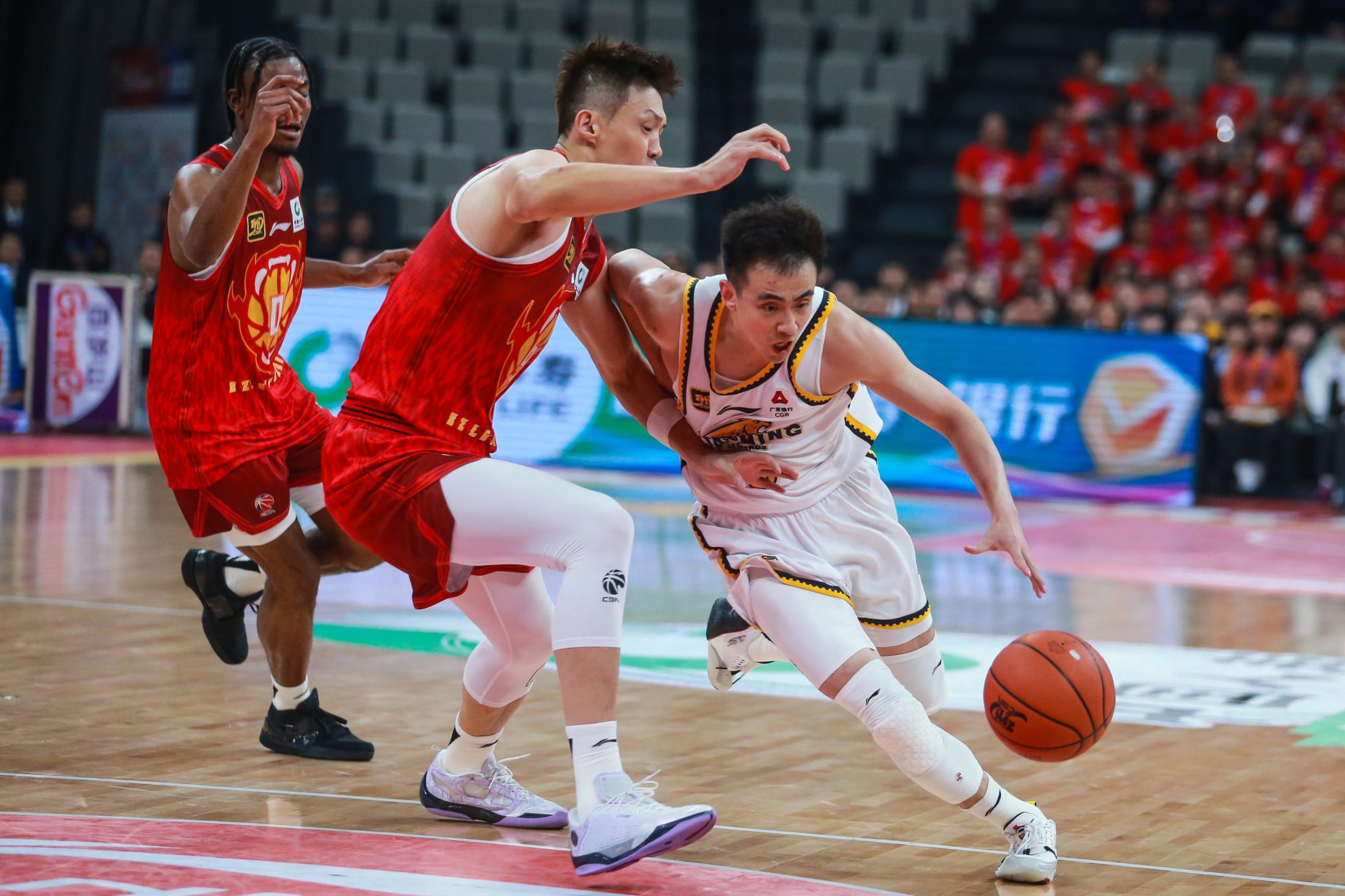 今晚体能课后,北京国安主帅复盘备战欧篮联,底气十足,赛季目标并未改变 今晚体能课后,北京国安主帅复盘备战欧篮联,底气十足,赛季目标并未改变