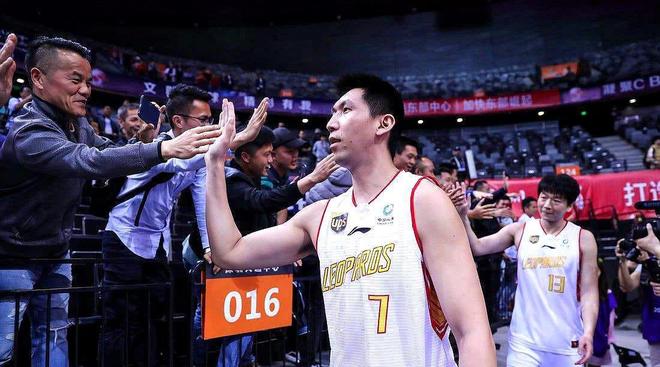 纽约尼克斯训练开放日；清晨临场应变引欢呼；CBA季后赛在即；控场能力受关注