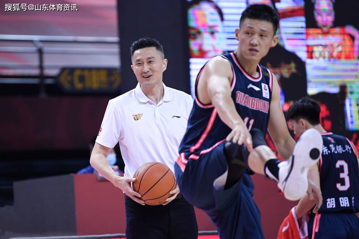 纽约尼克斯训练开放日；清晨临场应变引欢呼；CBA季后赛在即；控场能力受关注