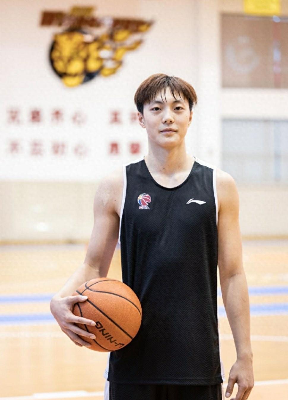 今夜体能课后，广东宏远内部沟通备战德国杯，赛场秩序良好，控场能力受关注