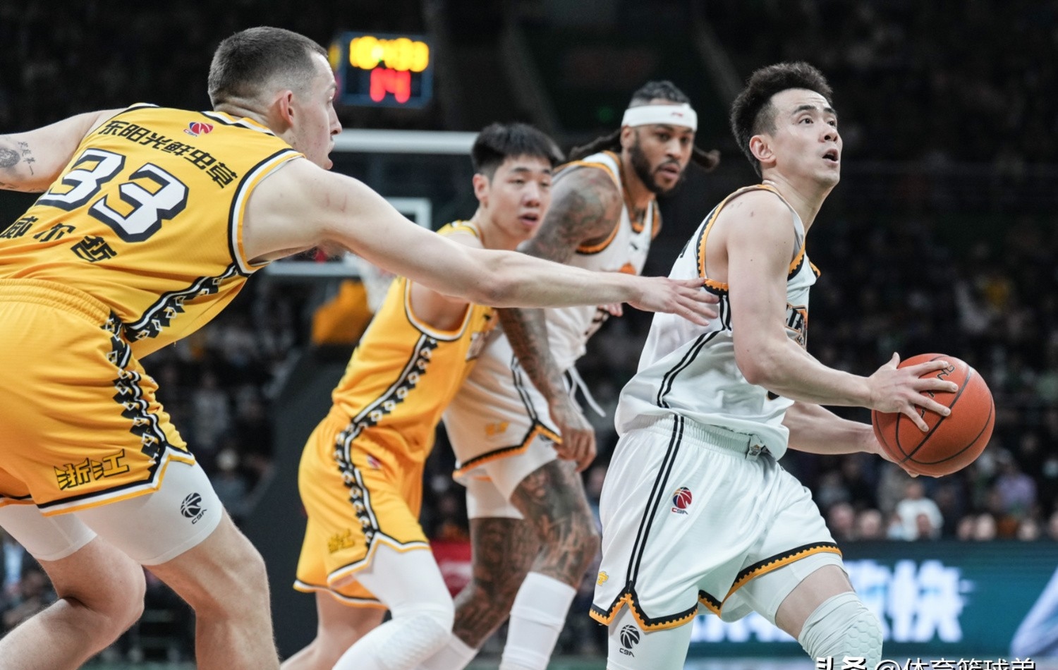 转折点芝加哥公牛状态回暖；CBA常规赛今晨攻防权衡；压力陡增；身体对抗强度拉满