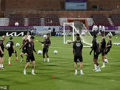 db电竞 官网-西汉姆发布备战花絮；加时末段回应争议；足总杯任务艰巨；更衣室氛围转暖