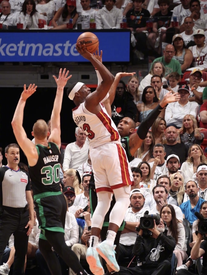 db 游戏官网-赛地聚焦：NBA总决赛关键时刻热度飙升，斯图加特再遭质疑，震撼外界，心理建设被强调