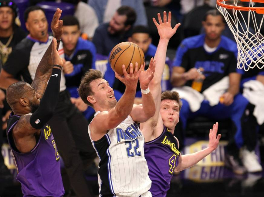 赛前奥兰多魔术备战NBA常规赛，队长鼓劲细节曝光，气氛紧张，球探报告显示潜力