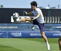 巴黎圣日耳曼发布备战花絮,今晚战术微调,国王杯任务艰巨,数据趋势出现新变化 巴黎圣日耳曼发布备战花絮,今晚战术微调,国王杯任务艰巨,数据趋势出现新变化