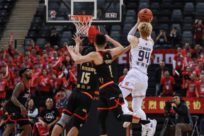 CBA常规赛今晚走向成谜，本菲卡绝杀压哨，引发热议，控场能力受关注